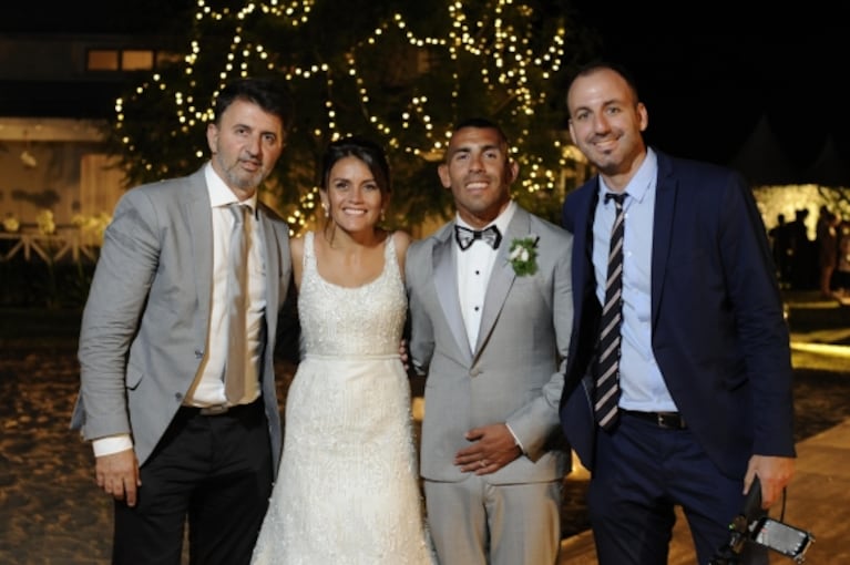 Las fotos oficiales del casamiento de Carlitos Tevez y Vanesa Mansilla: del civil en San Isidro a la gran fiesta en Carmelo