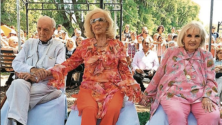 Las hermanas no asistieron a la capilla porque se habían acostado tarde.