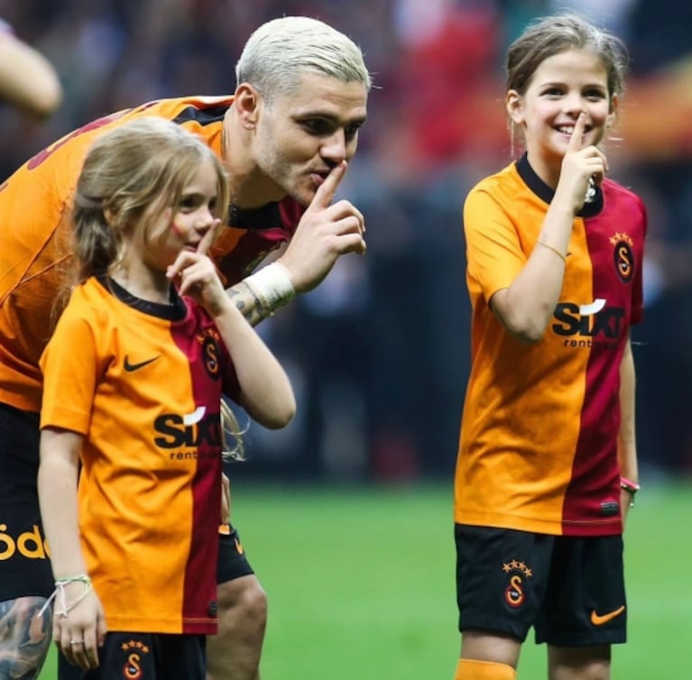 Las hijas de Mauro Icardi lo acompañaron en la cancha de un partido del Galatasaray: "Lo amamos"