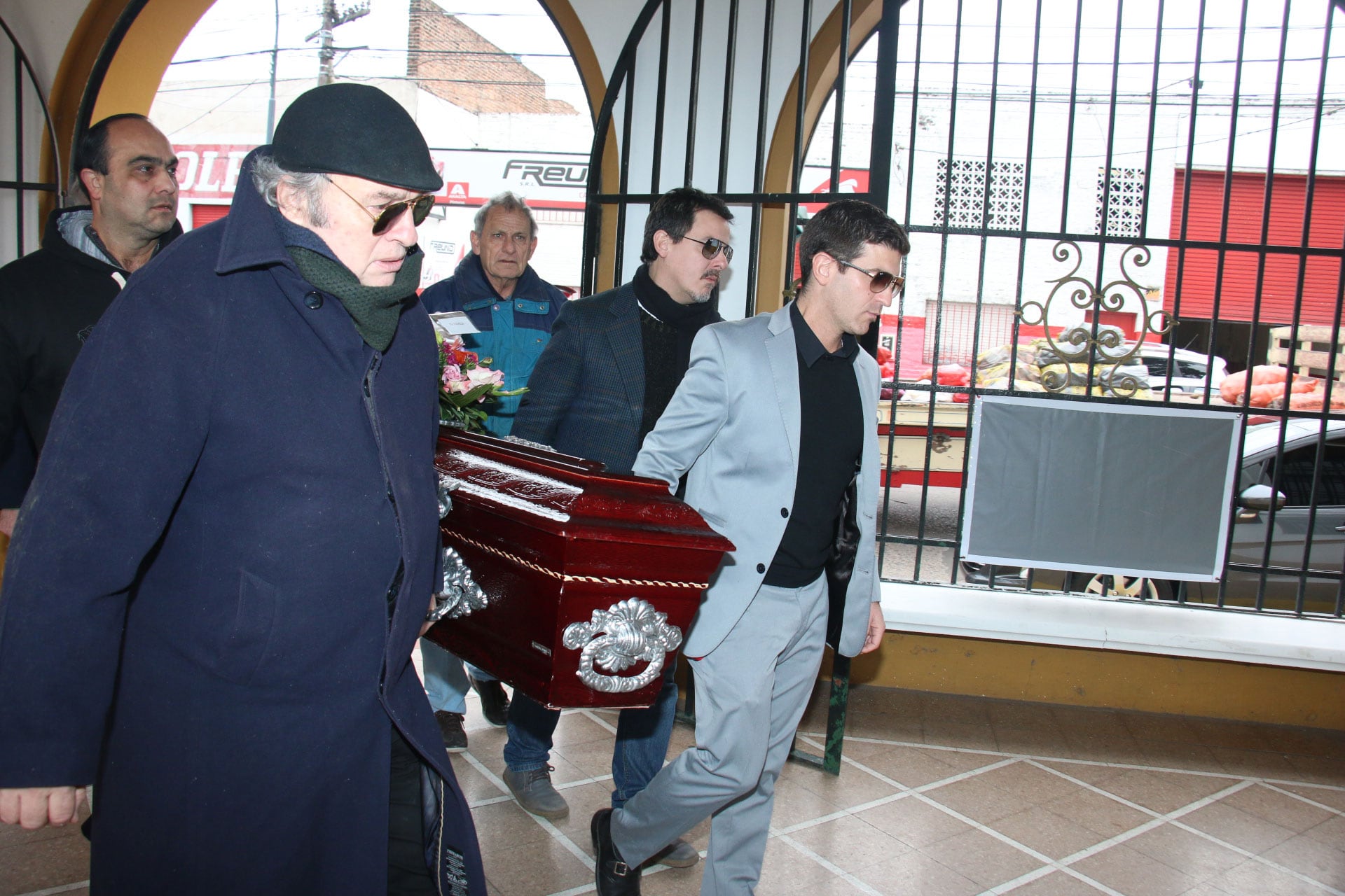 Las imágenes del el último adiós a la Coca Sarli: el profundo dolor de sus hijos, Isabelita y Martín. (Foto: Movilpress)