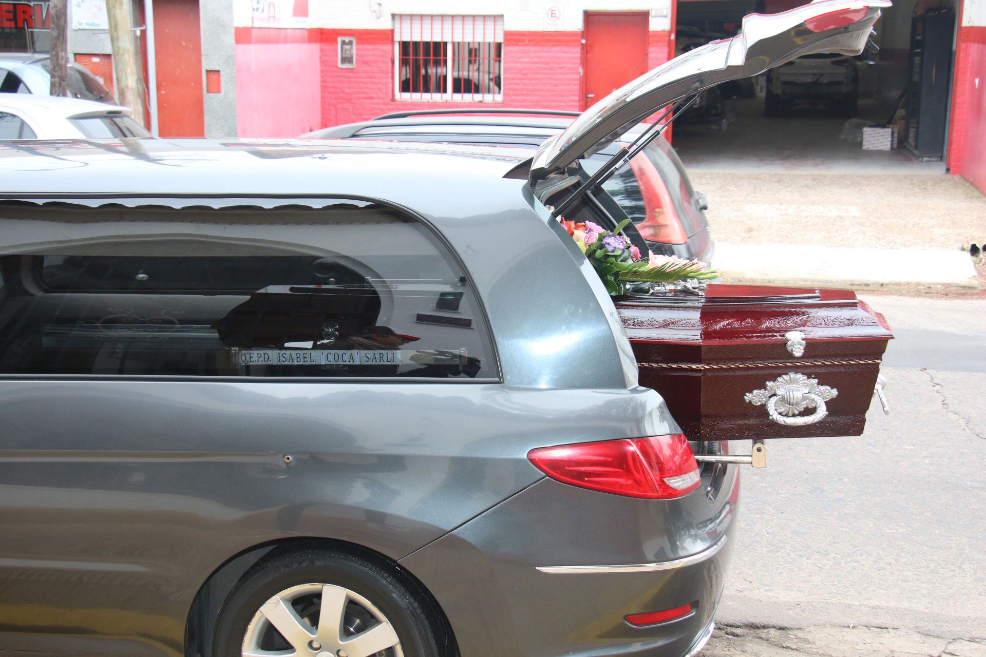 Las imágenes del el último adiós a la Coca Sarli: el profundo dolor de sus hijos, Isabelita y Martín. (Foto: Movilpress)