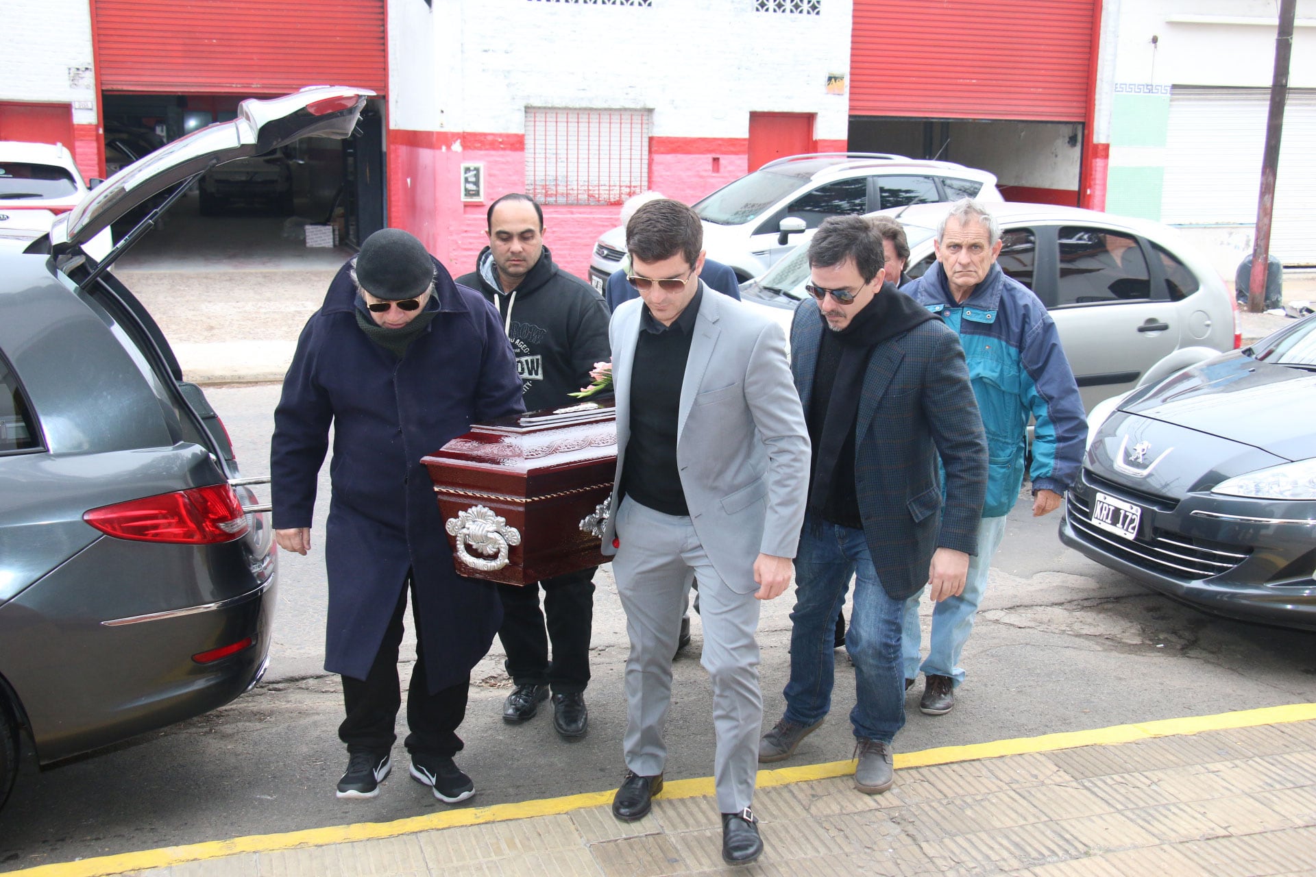 Las imágenes del el último adiós a la Coca Sarli: el profundo dolor de sus hijos, Isabelita y Martín. (Foto: Movilpress)