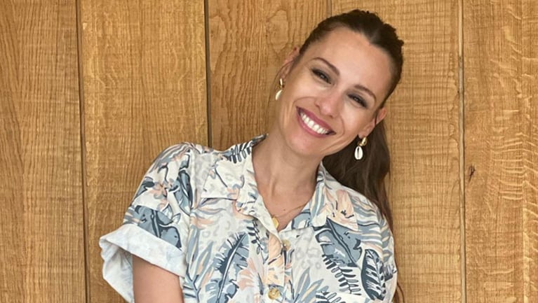 Las impactantes fotos de Pampita luciendo una bikini blanca y tomando un trago en las playas de Punta Cana.