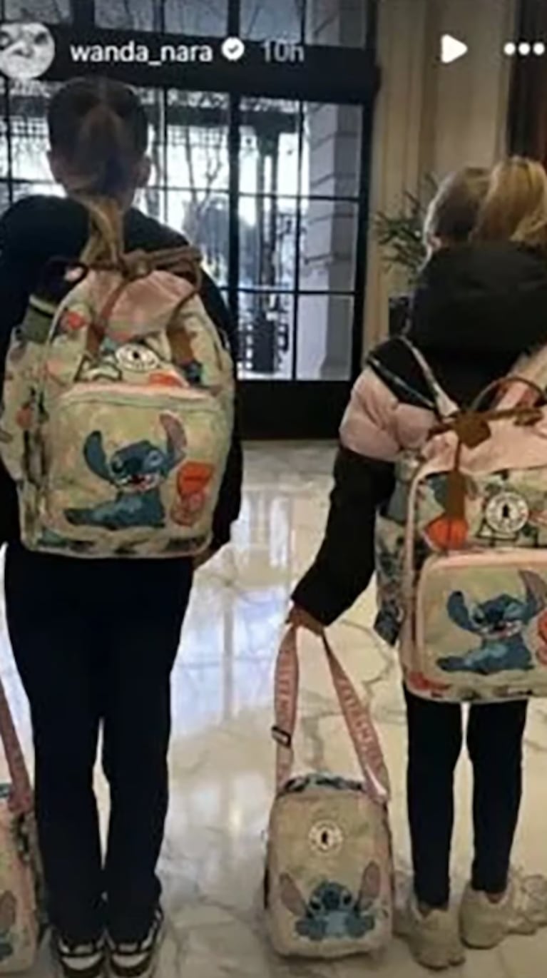 Las mochilas y las luncheras de las hijas de Wanda.