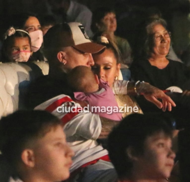 Las primeras fotos de la reconciliación del Polaco y Barby Silenzi, juntos con su beba tras el escándalo