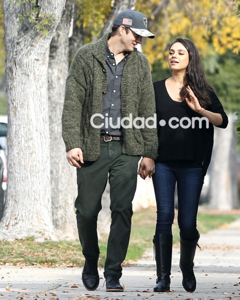 Las primeras fotos de Mila Kunis, a 12 días de dar a luz: paseo de la mano con Ashton Kutcher por las calles de Los Ángeles