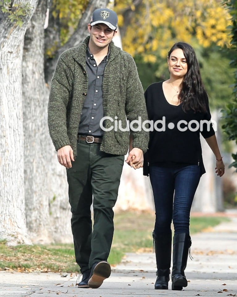 Las primeras fotos de Mila Kunis, a 12 días de dar a luz: paseo de la mano con Ashton Kutcher por las calles de Los Ángeles