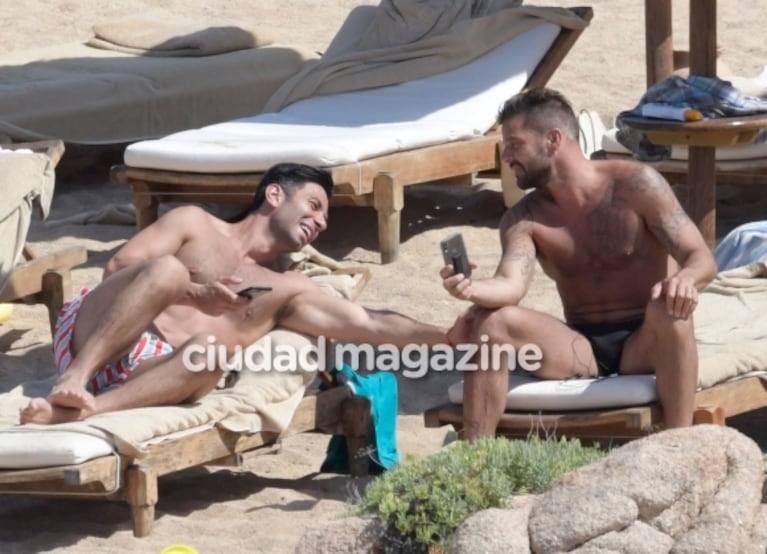 Las románticas vacaciones de Ricky Martin con su marido en Italia: lomazos y chapuzón en el mar 