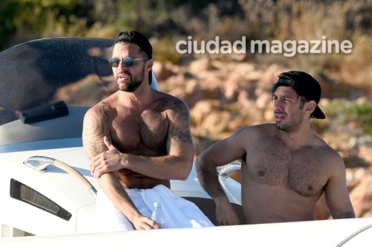 Las románticas vacaciones de Ricky Martin con su marido en Italia: lomazos y chapuzón en el mar 