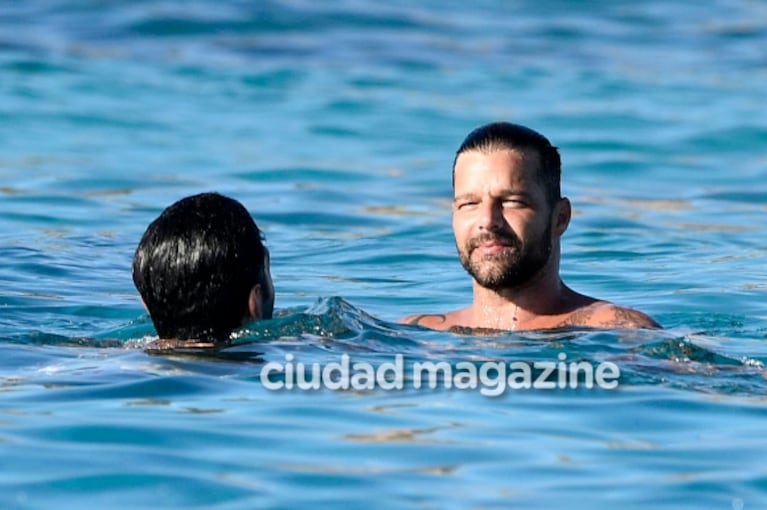 Las románticas vacaciones de Ricky Martin con su marido en Italia: lomazos y chapuzón en el mar 