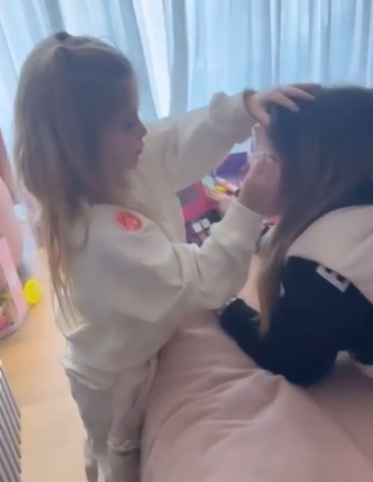 Las tiernas fotos de Chloe, la hija de Jesica Cirio, maquillando a las amigas de su mamá