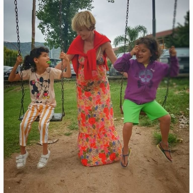 Las tiernas fotos de Inés Estevez con sus hijas a puro juego: "Manual de instrucciones para días nublados"