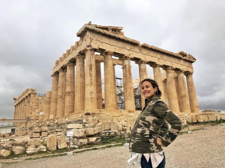 Las tiernas fotos de Luli Fernández luciendo su pancita de 6 meses en Grecia junto a su marido