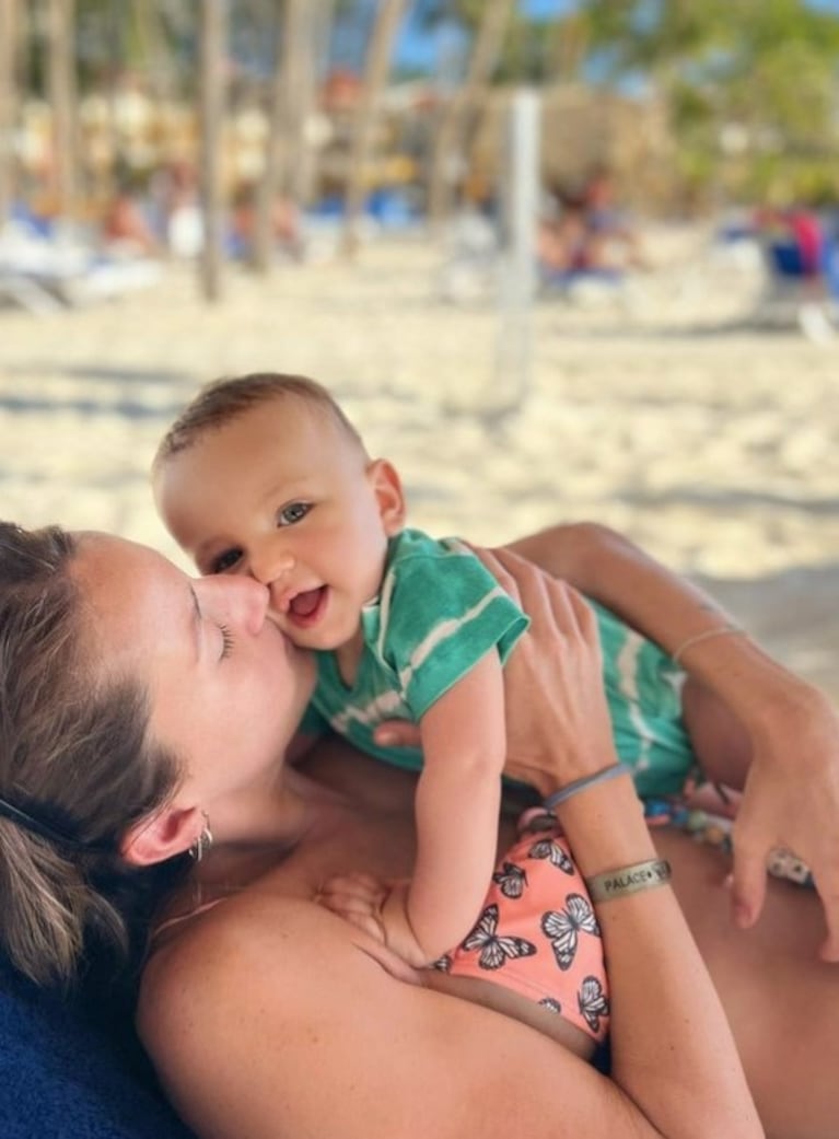 Las tiernas fotos de Mica Viciconte con su hijo Luca de vacaciones en República Dominicana