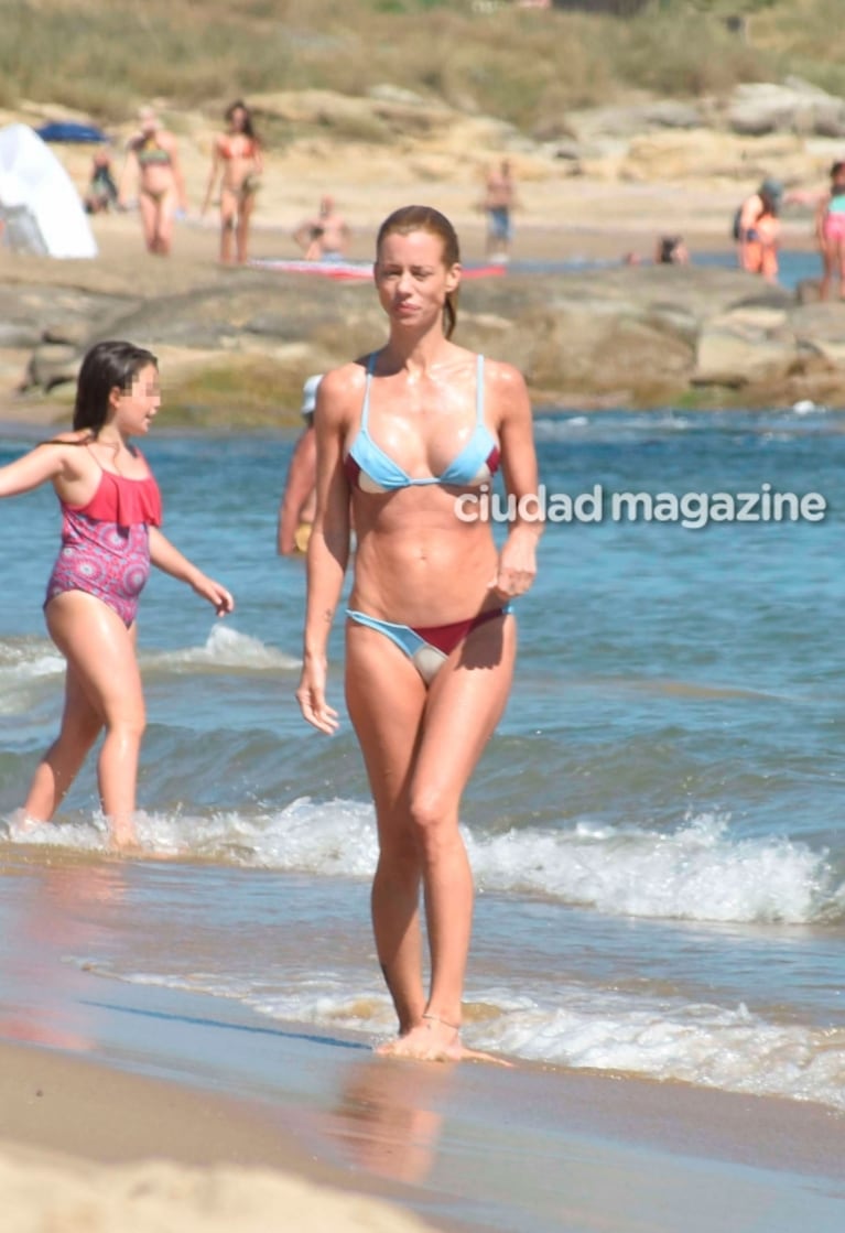 Las vacaciones de Nicole Neumann junto a sus hijas en Punta del Este: bikini sexy y juegos en el mar