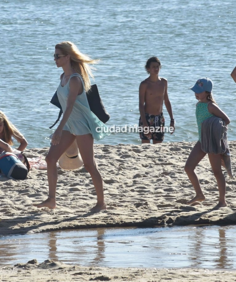 Las vacaciones de Nicole Neumann junto a sus hijas en Punta del Este: bikini sexy y juegos en el mar