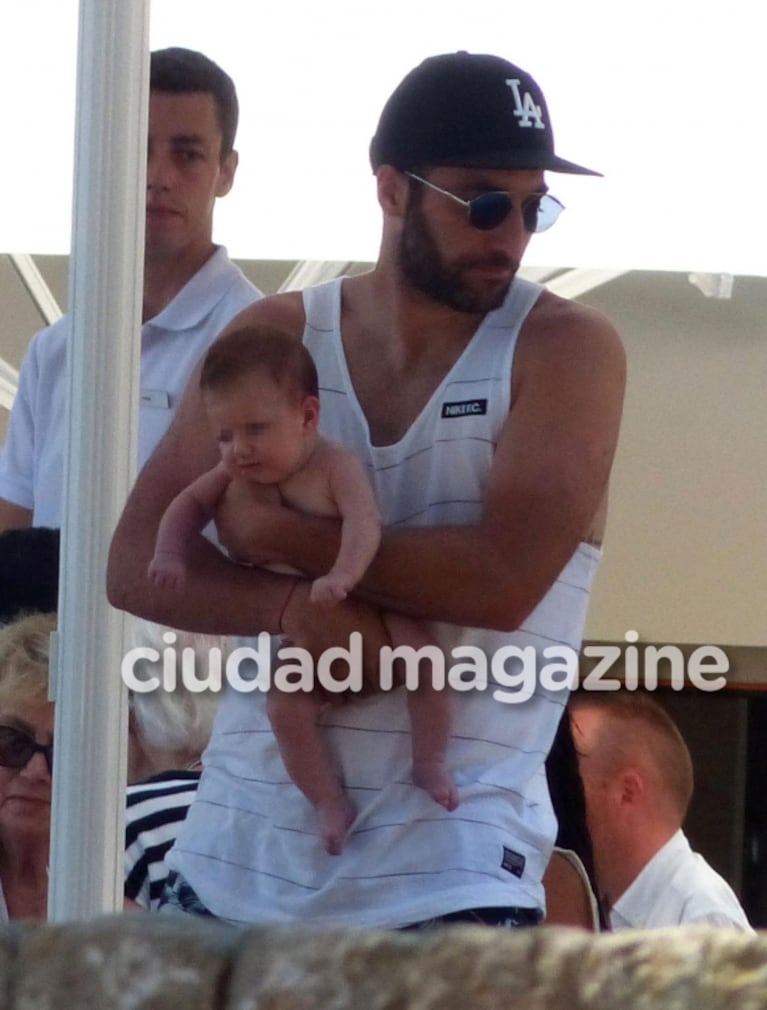 Las vacaciones de Pipita Higuaín junto a su mujer y su beba de dos meses en las playas de Mallorca