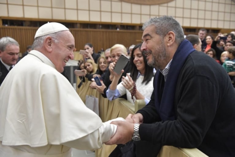 Las vacaciones del Chavo Fucks y su novia en Europa... ¡y un desopilante diálogo con el papa Francisco!