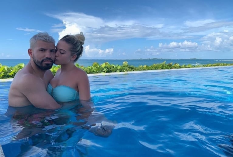 Las vacaciones súper apasionadas del Kun Agüero con su nueva novia, Sofía Calzetti: besos y mimos en la pileta