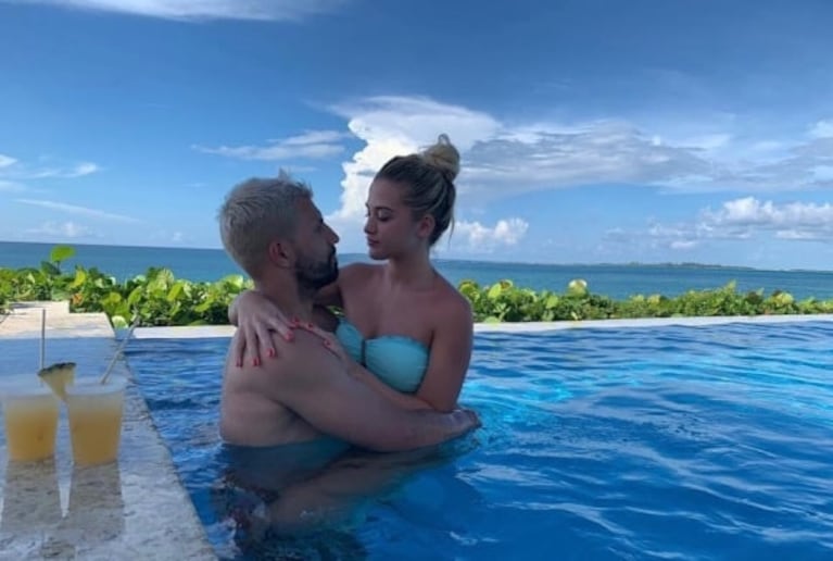 Las vacaciones súper apasionadas del Kun Agüero con su nueva novia, Sofía Calzetti: besos y mimos en la pileta