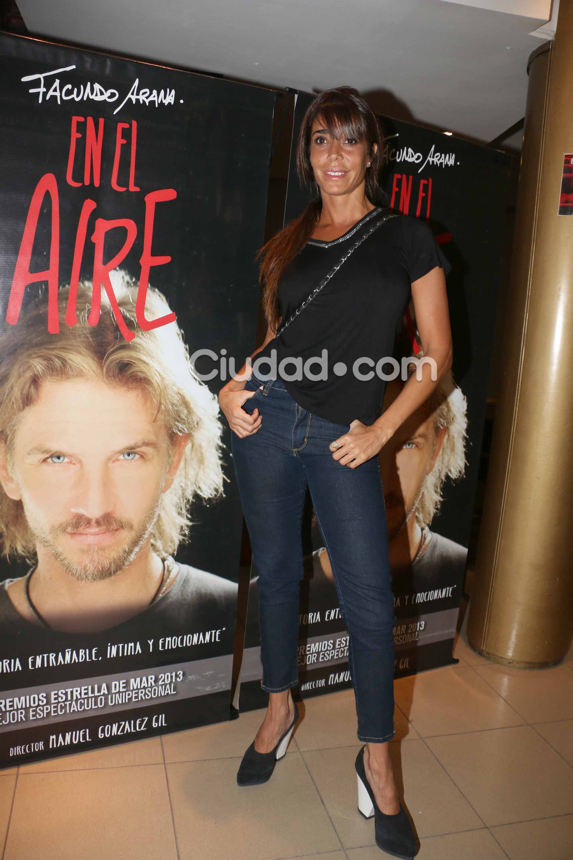 Laura Fidalgo, bronceadísima, fue a ver a Facu Arana. (Foto: Movilpress-Ciudad.com)