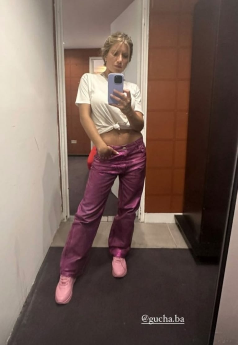 Laurita Fernández se sumó al look que es tendencia: pantalones metalizados y zapatillas monocromo