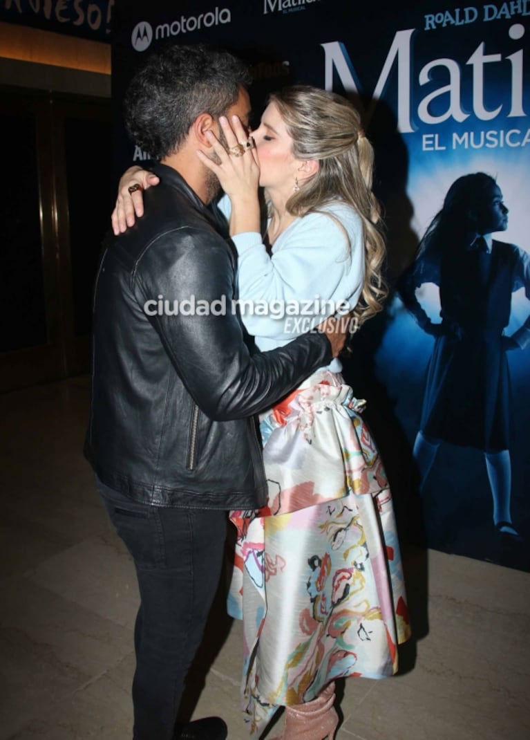 Laurita Fernández y Peluca Brusca, a los besos en la función de prensa de Matilda: las fotos de la pareja