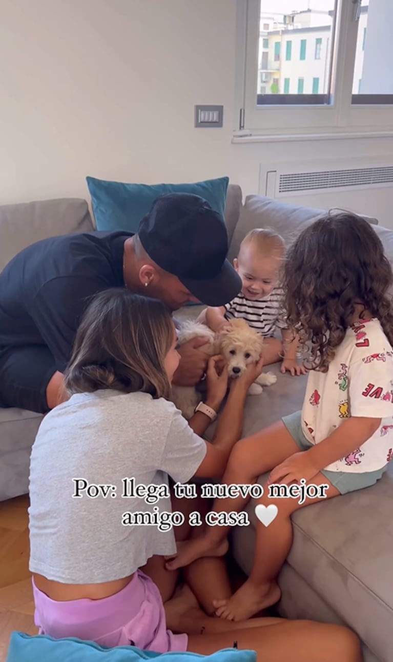 Lautaro y Agustina adoptaron a un cachorro.