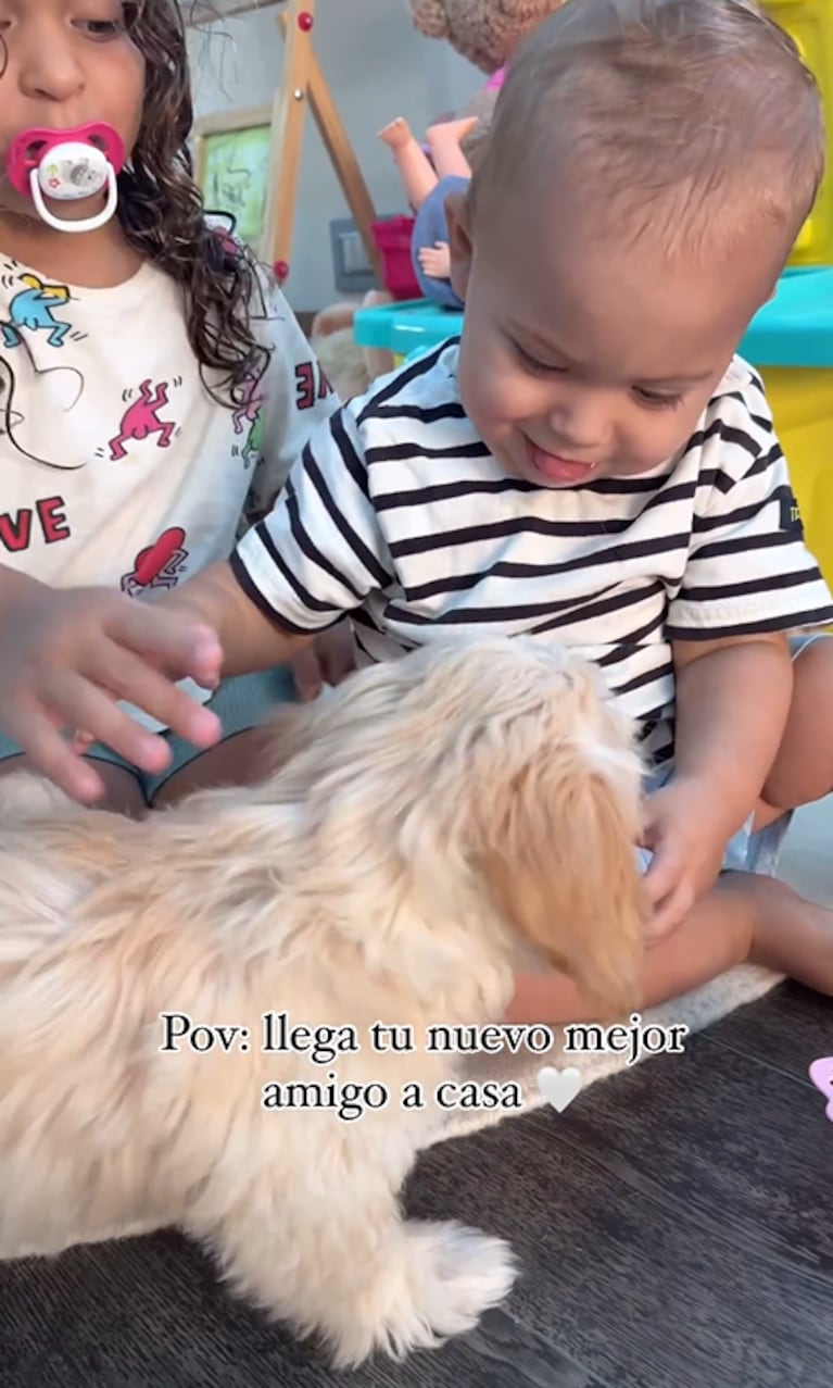 Lautaro y Agustina adoptaron a un cachorro.