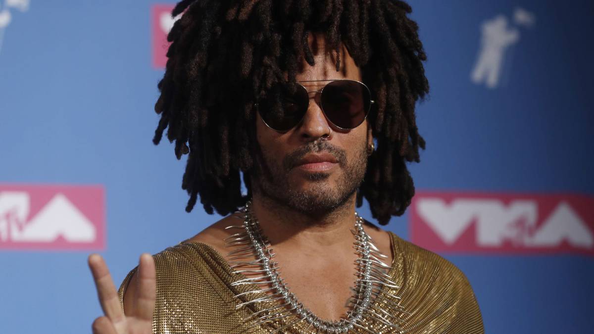 Lenny Kravitz no puede escapar de su meme por una "bufanda" gigante