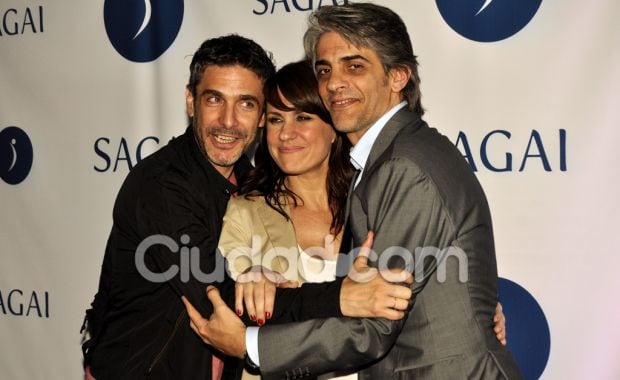 Leo Sbaraglia, Nancy Dupláa y Pablo Echarri, cariñosos en el festejo (Foto: Jennifer Rubio). 