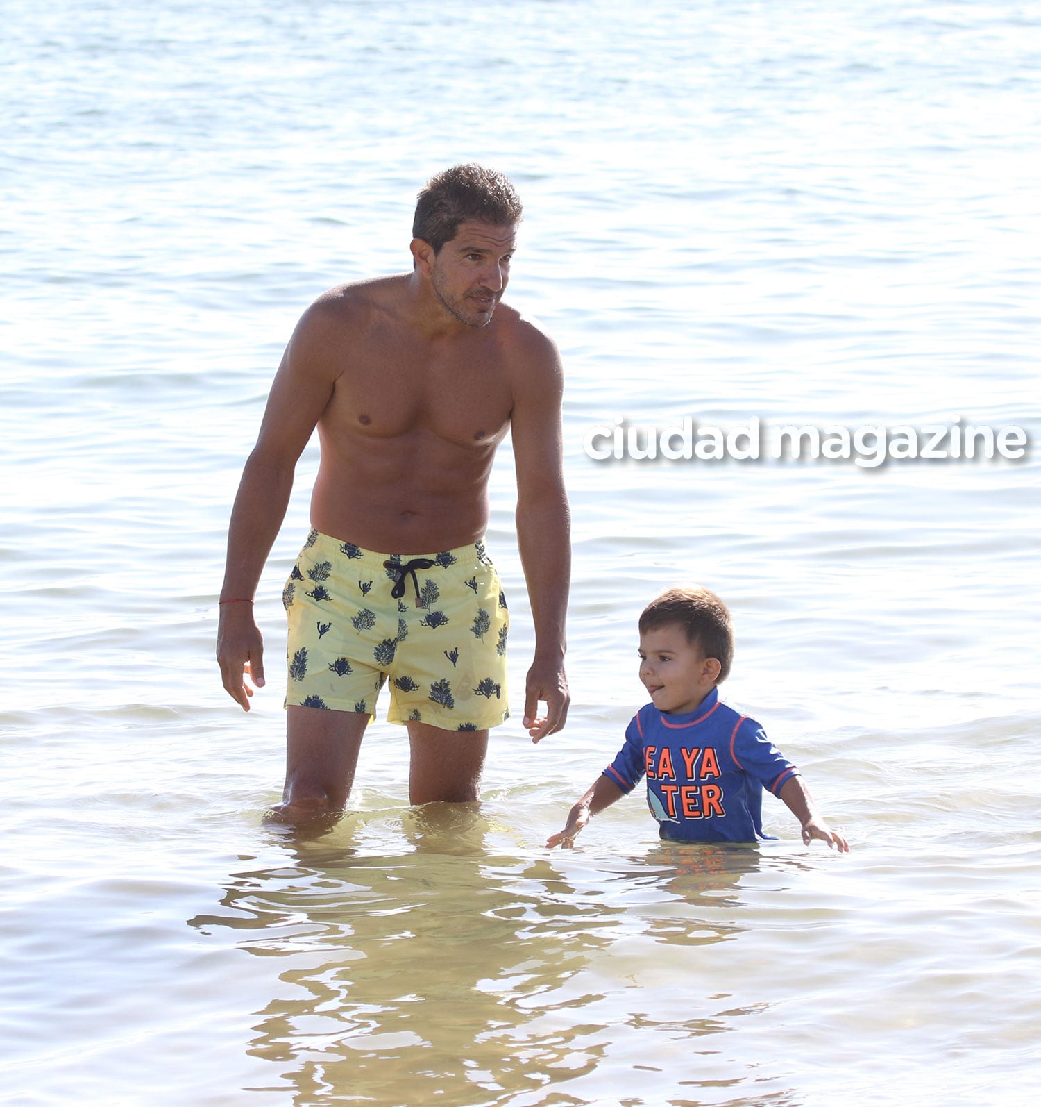 Leo Squarzon y el pequeño Roque en Punta del Este (Fotos: GM Press).