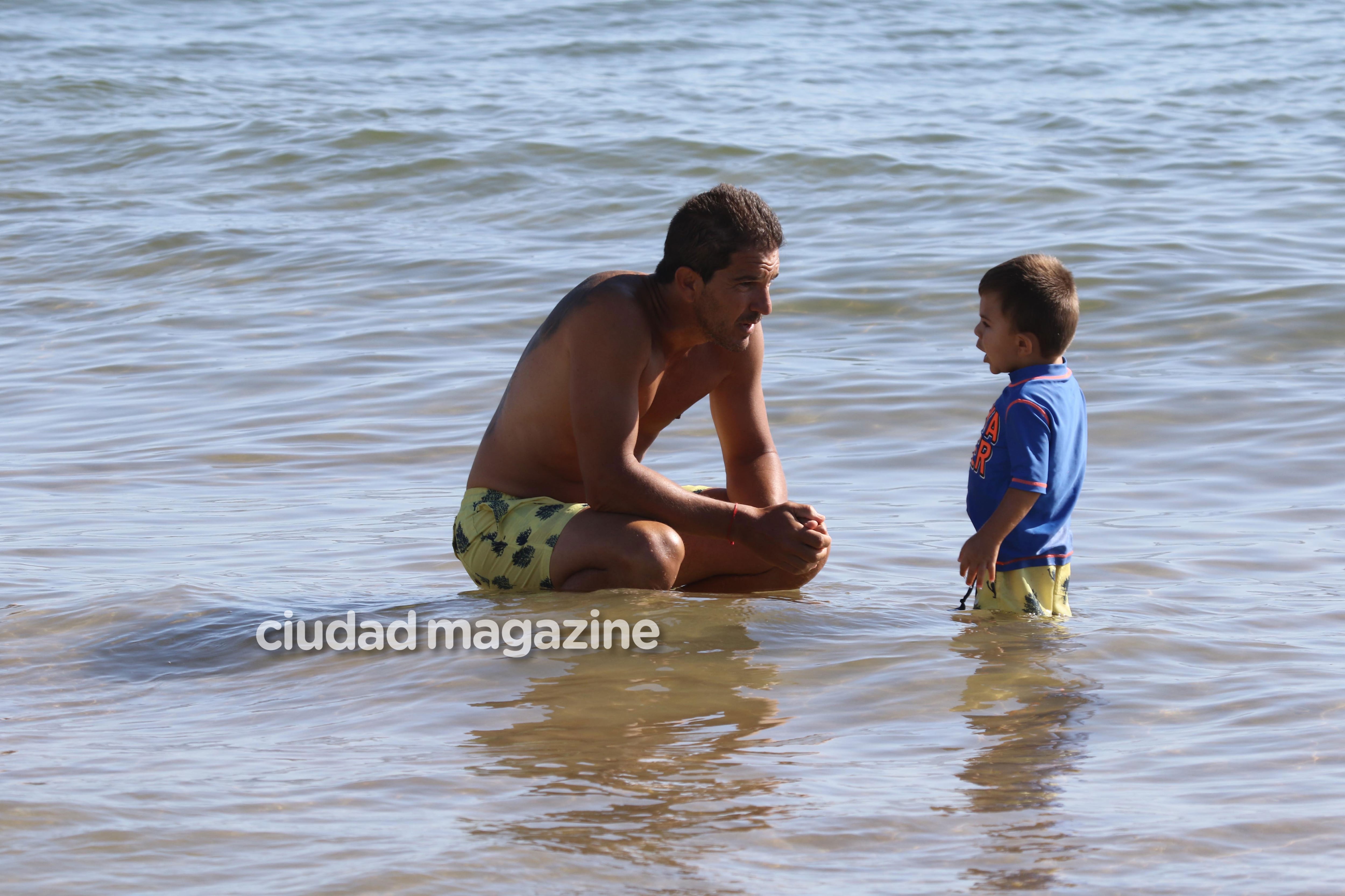 Leo Squarzon y el pequeño Roque en Punta del Este (Fotos: GM Press).