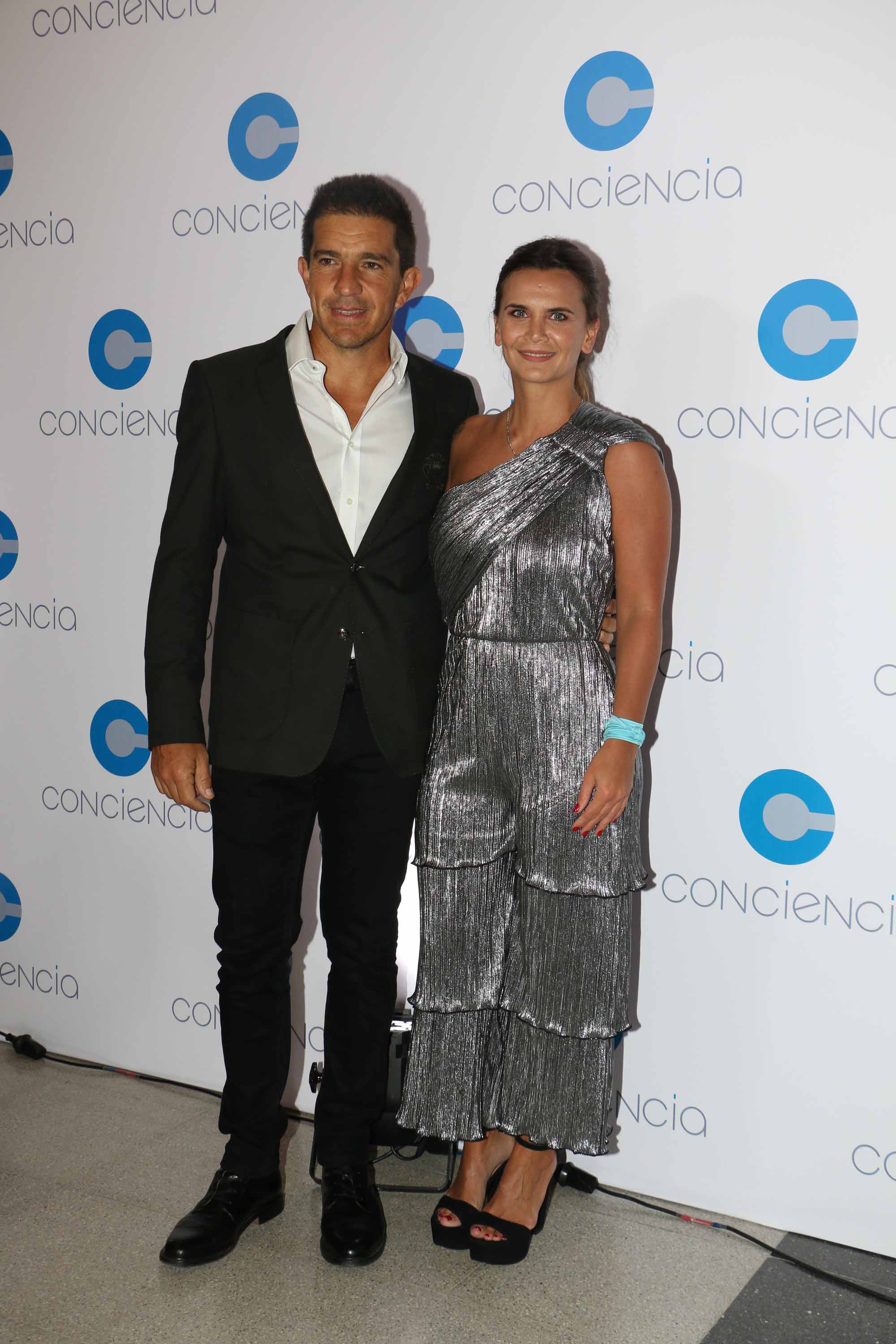 Leonardo Squarzon y Amalia Granata en la cena de gala de la fundación Conciencia. (Foto: Movilpress)