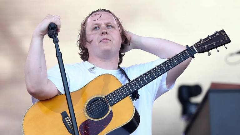 Lewis Capaldi pone en suspenso su carrera luego de sufrir un brote de Tourette en Glastonbury