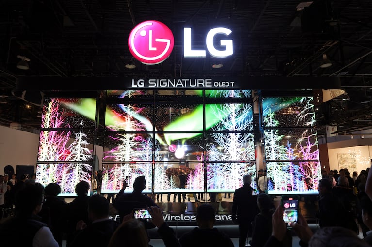 LG Electronics ha cesado la fabricación de su televisor enrollable LG Signature OLED R, que cuenta con una pantalla de 65 pulgadas y tres modalidades de visualización.
