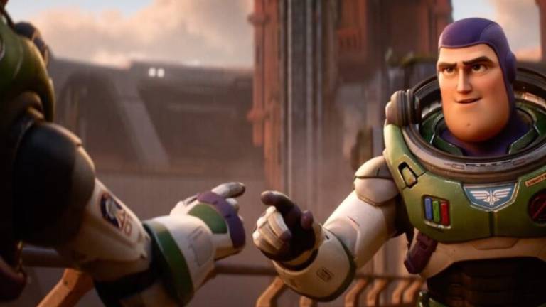 Lightyear, prohibida en 14 países por una escena de beso lésbico