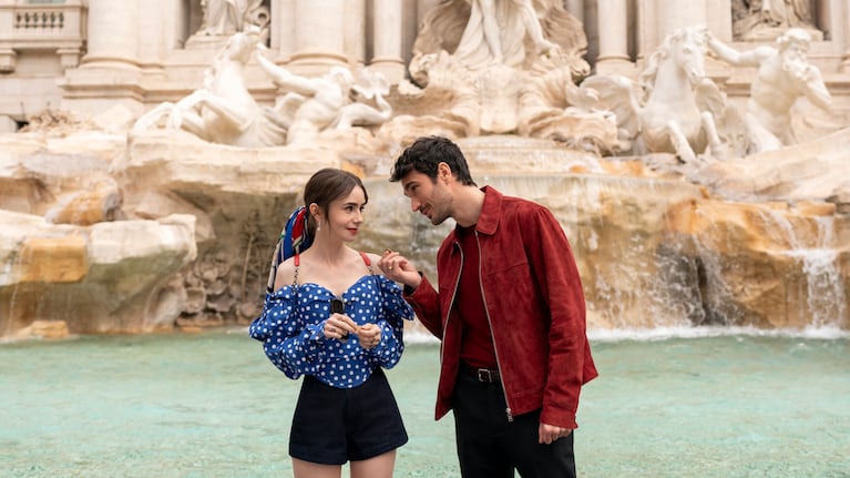 Lily Collins como Emily y Eugenio Franceschini como Marcello Muratori en "Emily in Paris" de Netflix.