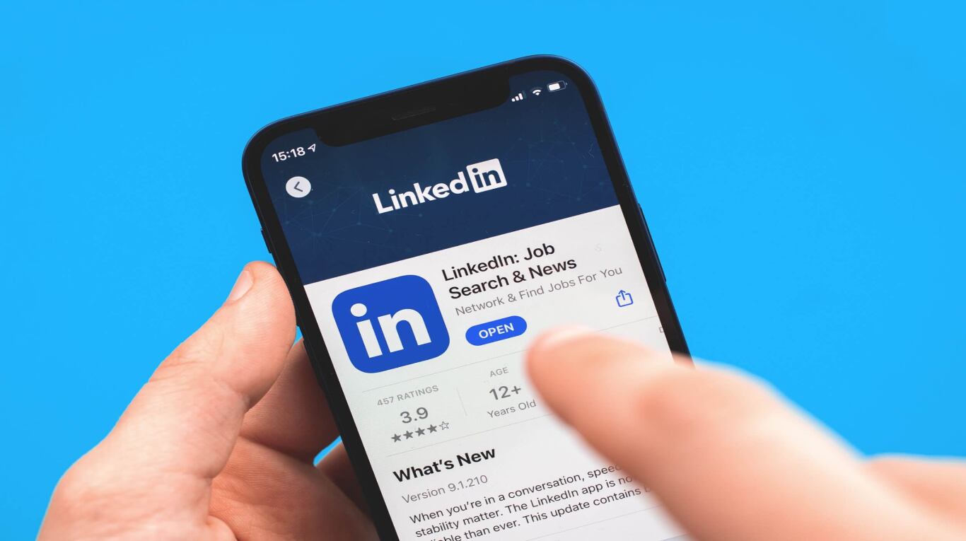 LinkedIn ayuda con Persona para sumar la verificación de identidad mediante pasaporte electrónico con chip NFC