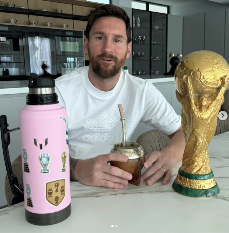 Lionel con la copa que ganó en el Mundial de Qatar.