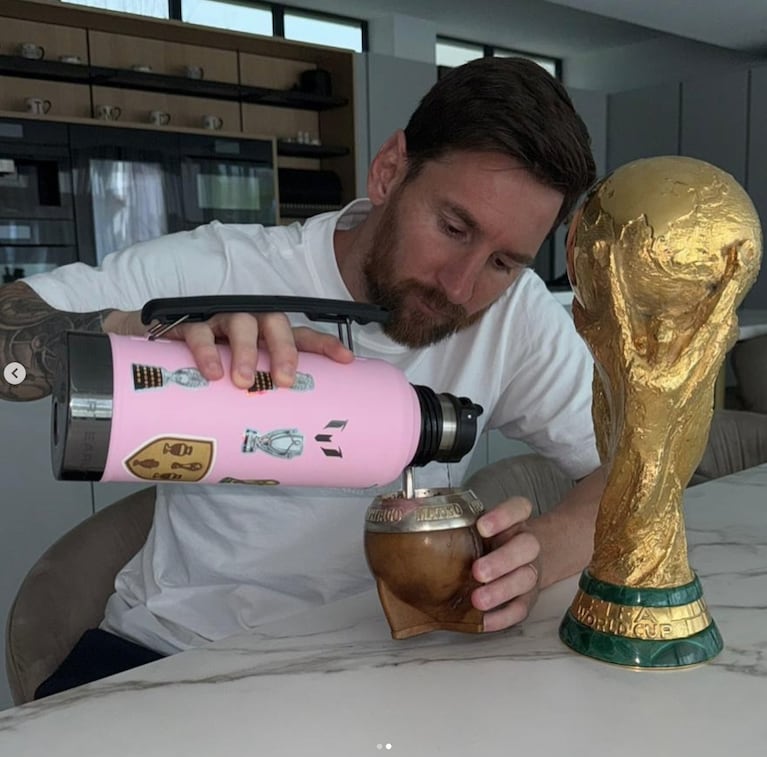 Lionel con la copa que ganó en el Mundial de Qatar.