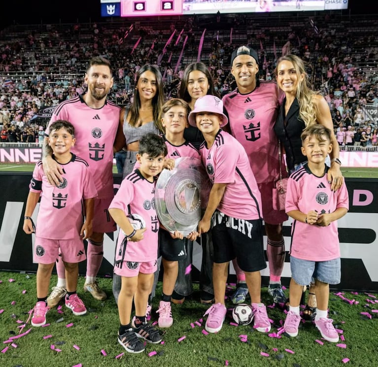 Lionel de festejo con su familia.