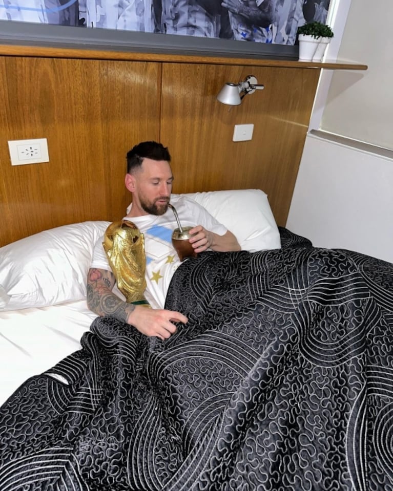 Lionel Messi, inseparable de la Copa del Mundo: las fotos del crack durmiendo y desayunando con el trofeo