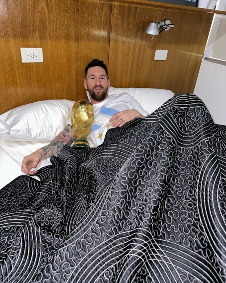 Lionel Messi, inseparable de la Copa del Mundo: las fotos del crack durmiendo y desayunando con el trofeo