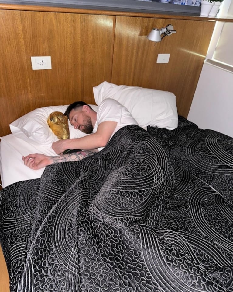 Lionel Messi, inseparable de la Copa del Mundo: las fotos del crack durmiendo y desayunando con el trofeo