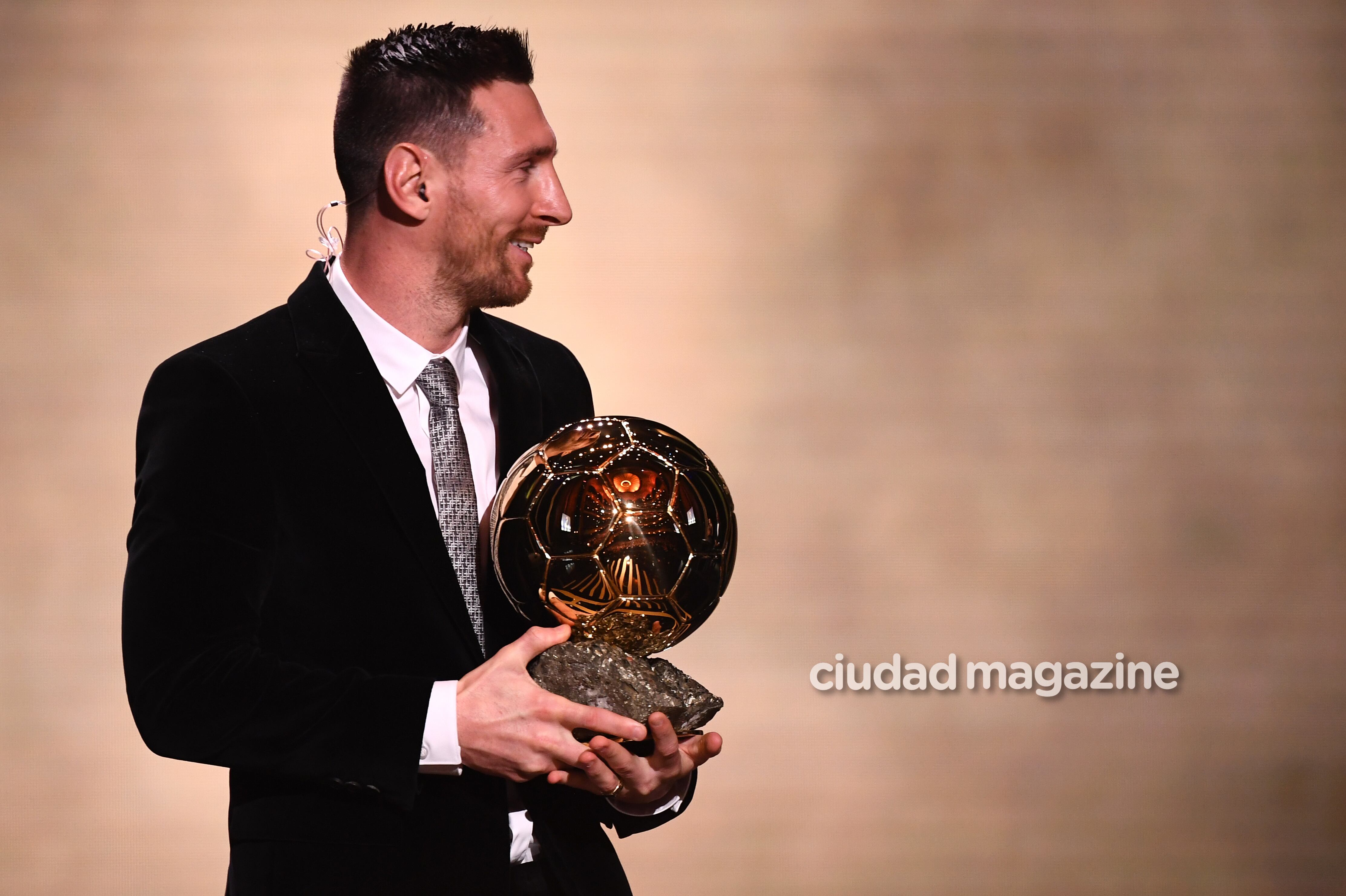 Lionel Messi recibió su sexto Balón de Oro y Antonela Roccuzzo y sus hijos estuvieron presentes. Foto: AFP