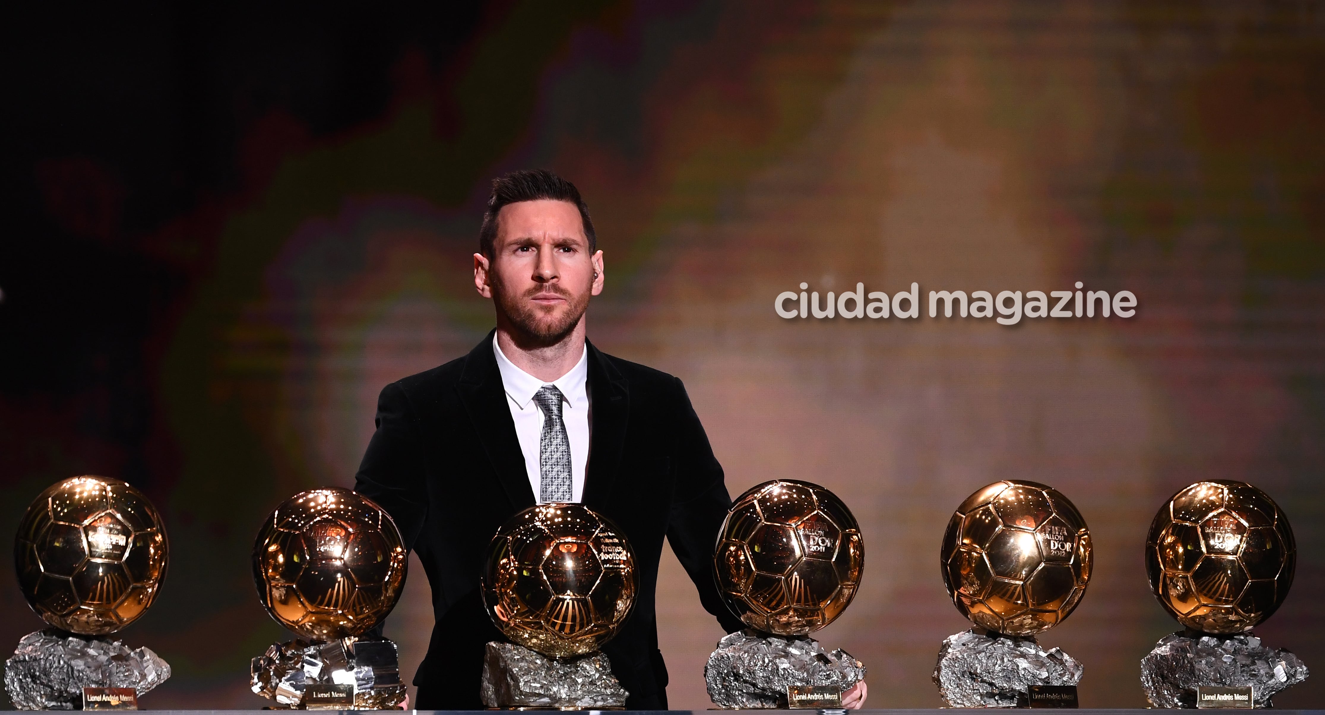 Lionel Messi recibió su sexto Balón de Oro y Antonela Roccuzzo y sus hijos estuvieron presentes. Foto: AFP