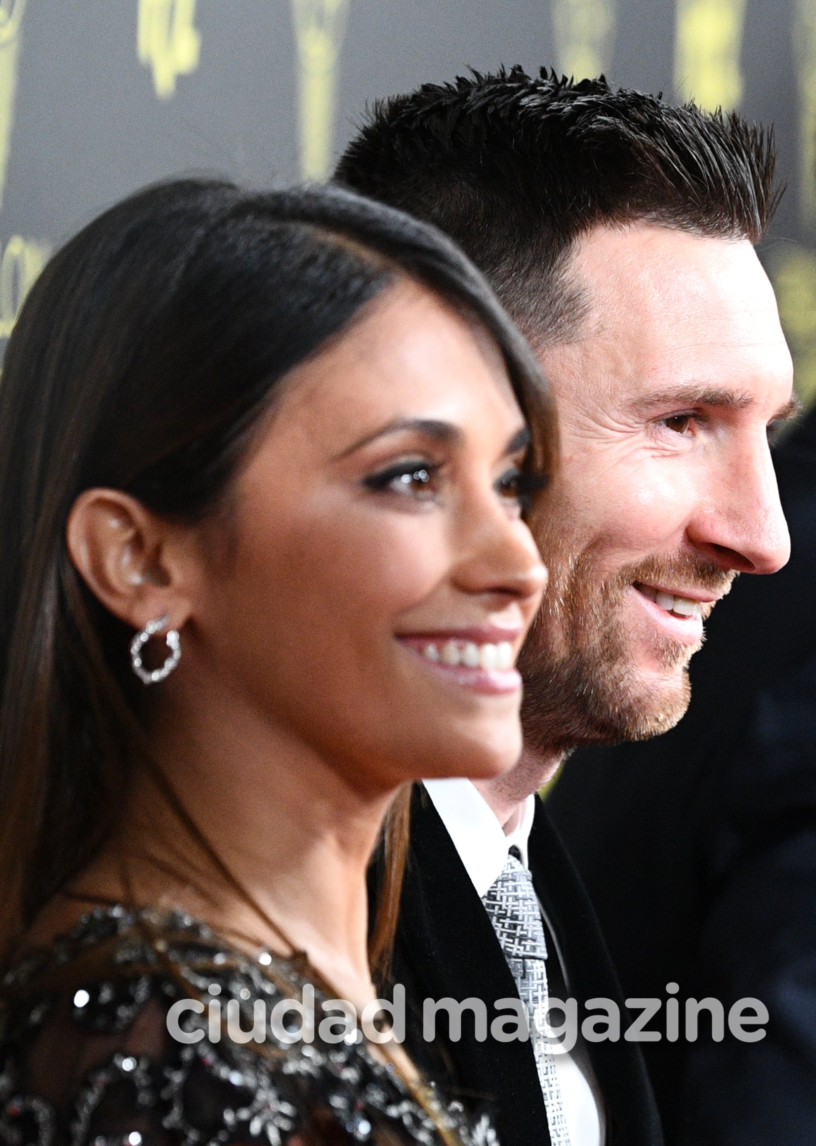 Lionel Messi recibió su sexto Balón de Oro y Antonela Roccuzzo y sus hijos estuvieron presentes. Foto: AFP