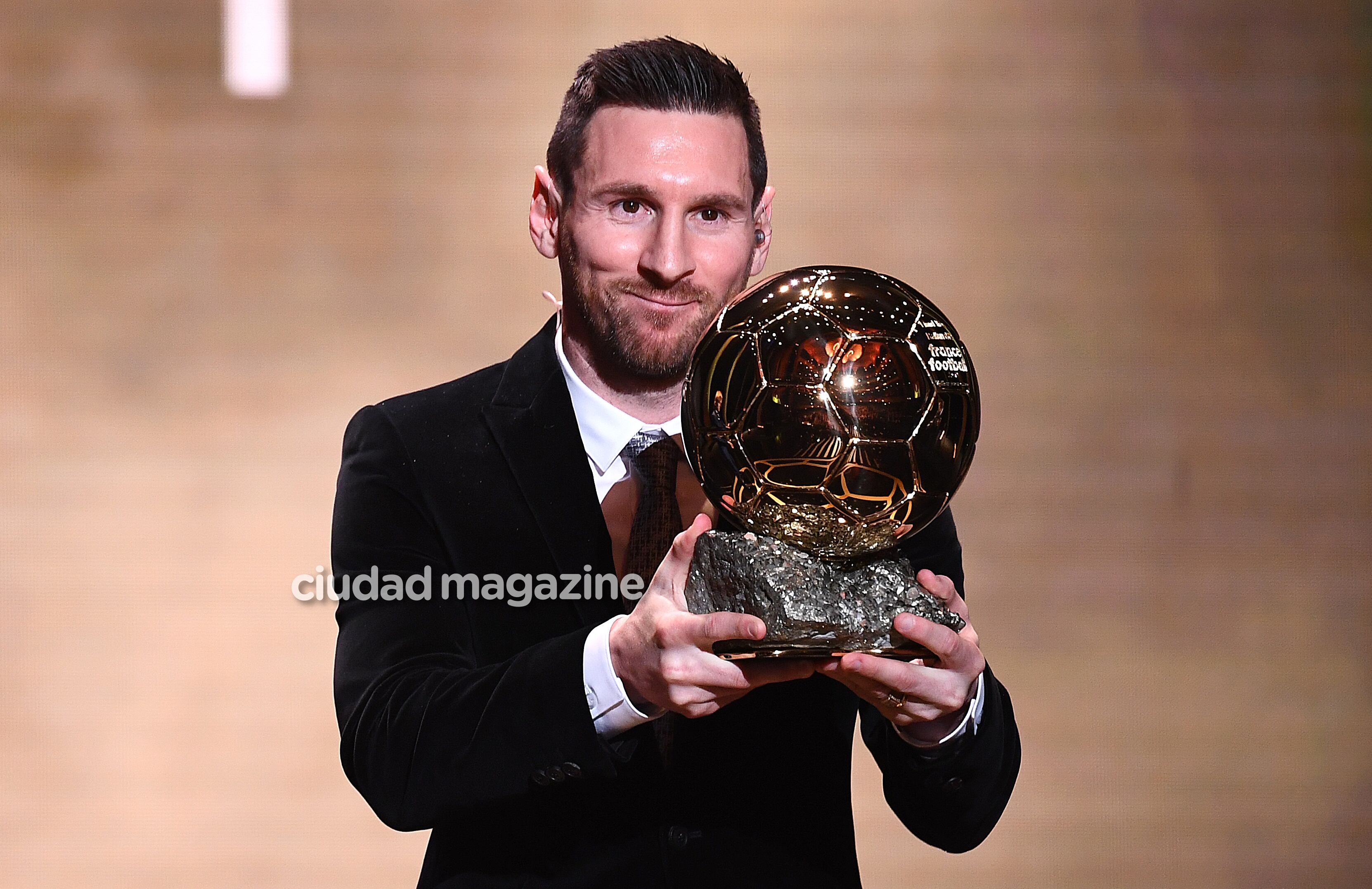 Lionel Messi recibió su sexto Balón de Oro y Antonela Roccuzzo y sus hijos estuvieron presentes. Foto: AFP