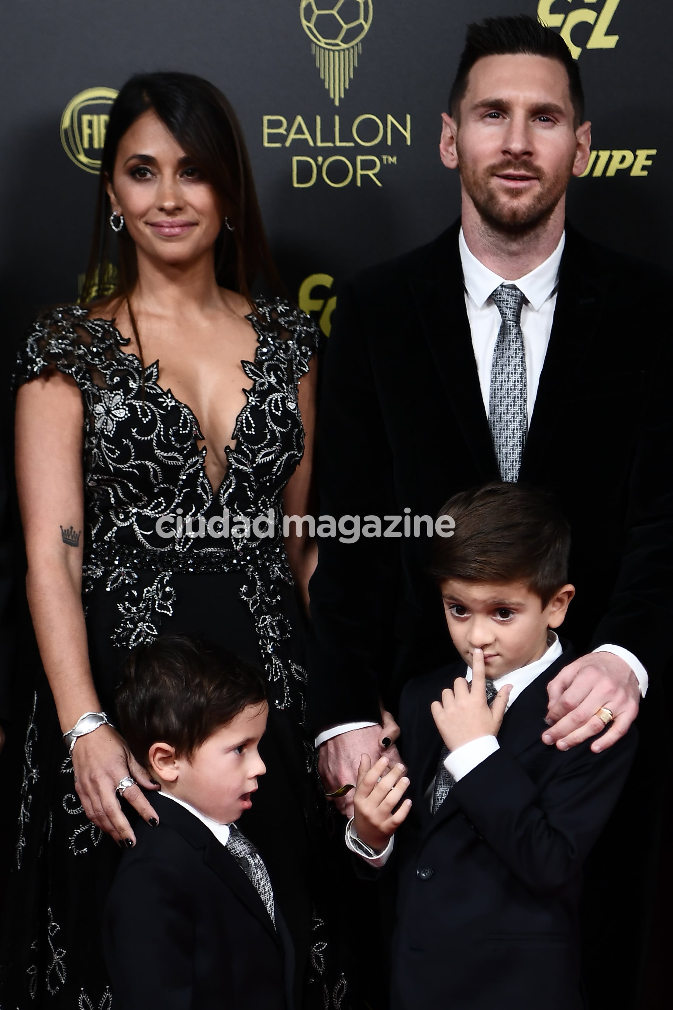 Lionel Messi recibió su sexto Balón de Oro y Antonela Roccuzzo y sus hijos estuvieron presentes. Foto: AFP